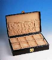 SCHSCHATULLE FÜR TASCHENUHREN, LEDER, INNEN SAMT, HERAUSNEHMBARER EINSATZ, MIN. GEBRAUCHS- SPUREN, MAßE CA. 18,5 X 29,5 X 7,5 CM