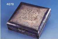 DECKELDOSE, NORDISCH 20ER JAHRE, 830ER SILBER, HOLZKORPUS, DECKEL MIT FÜRSTENKRONE UND WAPPEN, CA. 2.5 X 9 X 9 CM, INSCHRIFT UND DATIERT