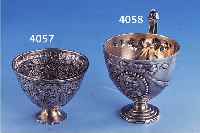 ZIEZIERTASSE, DEUTSCH UM 1900, HANAU, SCHLEISSNER, 800ER SILBER, KARTUSCHE MIT PORTRAIT, UMLAUFENDE GIRLANDEN, H CA. 6 CM