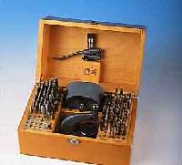 UHRMUHRMACHERWERKZEUG: KOMBINATION TRIEBNIETMA- SCHINE/LOCHSTEINEINPRESSMASCHINCHEN VON BOLEY, ORIG.-HOLZKASTEN, NUTZSP., DEUTSCHLAND UM 1960, 75 ...