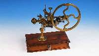 UHRMUHRMACHERWERKZEUG: RÄDERWÄLZMASCHINE, UM 1910, MESSING, ORIG.-HOLZKASTEN M. KOMPL. FRÄSENSATZ, L. KORROSIONSSP., M. GER. AUFW. ...