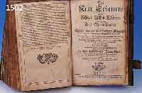 BIBEL, EMANUEL THURMEYER, 1748, ALTER UND NEUES TESTAMENT, GEPRÄGTER PERGAMENTEINBAND BESCHÄDIGT, SCHLIEßEN FEHLEN, EINIGE FEHLSEITEN