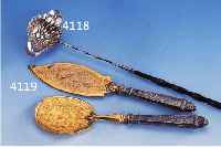 2-T2-TEIL. EISBESTECK ODER PETIT-FOURS-BESTECK, PARIS UM 1890, 950ER SILBER-GRIFFE, GEBR.-TEILE METALL VERGOLDET, ORIG.-ETUI