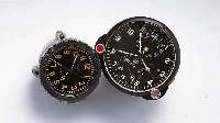 KONVOLUT: KONVOLUT: 2 EINBAUBORDUHREN, 1X FÜR FLIEGER (MIG), SOWJETUNION UM 1988, METALL, HERMETISCH VERSCHR., MINERALGL., MULTIFKT. (30-MIN.- ...