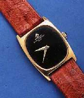 BAUME & MERCIER HERRENARMBANDUHR, GG 750/000 -GEH., TONNENFORM, BODEN GEDR., MINERALFLACH- GL., SAPHIRSCHMUCKKR., WERK VERG., 17 ST., KAL. 1050, ...