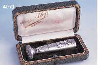 JUGENDSJUGENDSTIL-PETSCHAFT, FRANKREICH UM 1900, 800ER SILBER, EBERKOPFPUNZE, BEIDS. ERHABEN GEARBEITETES LEBERBLÜMCHENDEKOR, FEINE ARBEIT, OVALE ...