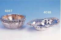 ANBIEANBIETSCHALE MIT GLASEINSATZ, DEUTSCH UM 1910, 800ER SILBER, INNENVERGOLDUNG, RAND MIT PLAST. FRÜCHTEDEKOR, SILBERGEWICHT CA. 275 G, H CA. ...