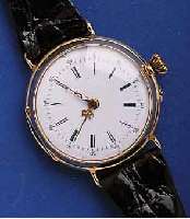 DAMENARMBANDUHR AUS DAMENTASCHENUHR, SCHWEIZ FÜR DEN DTSCH. MARKT UM 1908, ROSE-G. 585/000, BODEN SCHMUCKGRAV., EMAILBL. L. BESCH., ZEI- ...