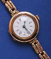 DAMENADAMENARMBANDUHR, ENGLAND UM 1920, RG 375/000 INCL. RG-BAND M. ZUGGLIEDERN, BODENSCHARNIER, EMAILFARB. KONTRASTZIFFERBL., MECHANISCHES WERK ...