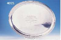 OVALES TABLETT, 800ER SILBER, BRUCKMANN & SÖHNE, INSCHRIFT MIT WIDMUNG VON 1920, HAMMERSCHLAGVERZIERUNG, CA.46 X 35 CM, CA. 1225 G