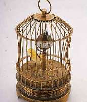 TISCHTISCHÜHRCHEN IN FORM EINES KÄFIGS, M. BEWEGL VOGEL, EINZEIGERANZ. IM ZENTRUM DES KÄFIGS, EINTAGEWERK, STIFTENANKERGANG M. KÖRNERUNR., ...