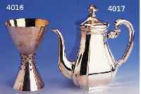 KAFFEEKANNE, GAYER & KRAUS SCHWÄBISCH GMÜND, VERSILBERT, MODELL CLASSIC (BAROCKSTIL), WEIßE BAKELIT-DÄMMRINGE, H CA. 23 CM, UNBE- NUTZTE ...