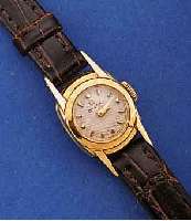 OMEGA DAMENGOLDUHR, SCHWEIZ UM 1957, GG 750/ 000, BOD. AUFGEDR., GUILL.U.VERS. BL., AUFGES. GOLDSTUNDENZEICHEN, GOLDZEIGER, ROT-VERG. ANKERFORMWERK, ...