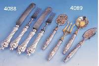 FRÜHSTÜCKSBESTECK FÜR 6 PERSONEN, DEUTSCH UM 1840/50, ÖSTERR. IMPORT, GRIFFE SILBER GEFÜLLT, GEBR.-TEILE STAHL, ALTERSBED. KORRO- DIERT, IM ...