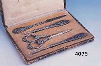 MANIKÜRSET, DEUTSCH UM 1900, BEZ. ALPACCA, BEST. AUS SCHERE, NADELFEILE, SCHIEBER UND NAGELHAUTSCHNEIDER, KLASSIZISTISCHER ENTWURF, SCHERE ...