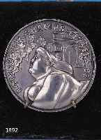BOTERO, FERNANDO, GEB. 1932, PLAKETTE ZUR AUSSTELLUNG: BOTERO AUX CHAMPS ELYSEES 1892, 800ER SILBER, NUM, 89/200, REVERS SELBSTPORTRÄT, D. CA. ...