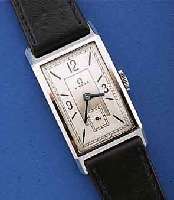 OMEGA HERRENARMBANDUHR, SCHWEIZ UM 1938, EDELST., RECT.FORM, BOD. AUFGEDR., IN SICH LEICHT GEWÖLBT, LEDERBD. NEU, BL. REST., KL. SEK. ...