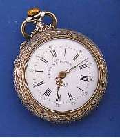 ROSKOPF PATENT HERRENTASCHENUHR, OFFEN, METALL VERN., REL., RÜCKSEITIGE DARST. EINES RUGBY-SPIELES, SCHWEIZ UM 1908, EMAILBL., TYP. WERKAUFBAU M. ...