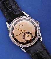 OMEGA HERRENARMBANDUHR, SCHWEIZ UM 1940, FLACHES EDELST.GEH., GLASRAND AUFGED., 2FARB. ORIGINALBL., FORMANKERW., 15 ST., HANDAUFZ., KAL. R17,8, ...