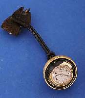 WYLER BROSCHEN-/ANHÄNGEUHR IN KUGELFORM, MESSING, VERG., TEILW. LACKIERT, LEDERKORDEL, ZEITABNAHME, ÜBER DREHRING ZU ÖFFNEN, FORM- ANKERWERK, ...