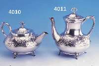 JUGENDSTILKAFFEEKANNE, DEUTSCH UM 1900, WMF, LEGIERUNG AS I/0, REINER JUGENDSTIL MIT MISTELZWEIGDEKOR UND LORBEERVERZIERUNG, 4 FÜßE, VEGETABILE ...