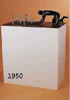KOSTABI, MARK, GEB. 1960 LETTLAND, ANSÄSSIG IN NEW YORK, "GRATING", BRONZESKULPTUR, FIGUR VOR EINEM SCHACHT KNIEEND, DARAUS SECHS ARME ...