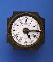 TISCHWECKER, FRANKREICH UM 1895, MESSING, M. PATINA, EMAILBL., VOLLPLAT. WERK, ANTRIEB ÜBER GESCHL. FEDERH., SCHLÜSSELAUFZUG RÜCK- S., ...
