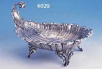 GROßE ANBIETSCHALE IN MUSCHELFORM, WMF UM 1895/1900, METALL VERSILBERT, AUF 4 FÜßEN STEHEND, CA. 19 X 23 X 27 CM