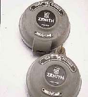 KONVOLUT: 2 ZENITH TIME RECORDER/FAHRTENSCHR., M. 24 STD.-ANZEIGE, SER. V-24, SCHWEIZ UM 1970, ALUM.GEH., D. CA. 14 CM, M. SCHLÜSSEL, GEHF./INT., ...