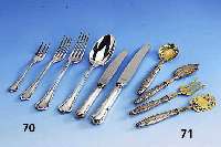 4-teiliges Petits-Fours-Vorlegebesteck, Frankreich um 1900, reiner Jugendstil, Griffe Silber mit zeittyp. Liliendekor, Gebr.-Teile Metall ...