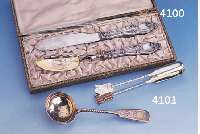 BUTTERBUTTER- UND KÄSEMESSER, FRANRKEICH UM 1900, REINER JUGENDSTILL, GRIFFE SILBER MIT ZEIT- TYP. FLORALEM DEKOR, GEBR.-TEILE METALL, 1 X ...