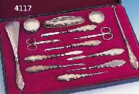 TOILETTENSET, BIRMINGHAM JAHRESBUCHSTABE 1928, STERLINGSILBER, GUILLOCHIERT, KARTU- SCHEN FÜR MONOGRAMM FREI, IM ETUI: MIEDERZIE- HER, ...