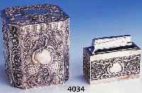 ZIGARETTENDOSE UND FEUERZEUG, DEUTSCH UM 1950, 900ER SILBER, BAROCKSTIL, FEUERZEUG NO-NAME, GASBETRIEB, SILBERHÜLLEN REICH VERZIERT, DOSE CA. ...
