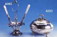 ZUCKERDOSE,, DEUTSCH, UM 1835/40, BIEDER- MEIER, SILBER, GEBAUCHT, RUNDUM ZISELIERT UND GRAVIERT, AUF 4 VERZIERTEN FÜßEN, DECKEL MIT SCHARNIER, ...