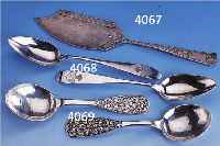 2 BRANNTWEINLÖFFEL, NORWEGEN UM 1930, 830ER SILBER, REINE SCHMIEDEARBEIT, HAMMER- SCHLAGVERZIERUNG, GRIFFENDEN MIT ERHABENEM, NAHEZU VOLLPLAST., ...