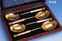 4 BRANNTWEINLÖFFEL, ENGLAND UM 1900, METALL VERSILBERT, ENDEN UND KUHLEN ZISEL. U. GUILLOCHIERT, GRIFFE MITTIG MIT GEDRECHSELTEM ELFENBEIN, L. ...