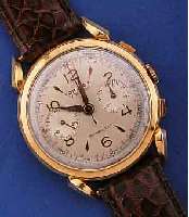 FORMIDA ARMBANDCHRONOGRAPH, SCHWEIZ UM 1946, ROSE-G 750/000, RUNDFORM MIT AUFWENDIG BETONTEN BANDANSTÖßEN (OBEN BEIDE REP./VERST. GELÖTET), 45 ...