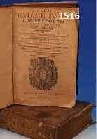 ZWEI BÄNDE: JACOBI CUIACII JURIS CONSULTORUM, LONDON, 1614, PERGAMENTEINBÄNDE, ALTERS- BEDINGT GUT ERHALTEN
