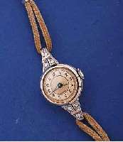 DAMENGOLDUHR ART DECO, SCHWEIZ/DEUTSCHLAND UM 1938, WG 585/000 GEH., BODENSCHARNIER, KORDELBANDANSTÖßE MIT DIAMANTBES., 2-FARBIG VERS. BL., ...