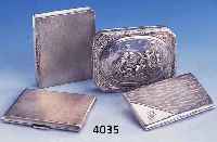 KONV. 4 DOSEN FÜR ZIGARETTEN, PUDER O. VISITEN KARTEN, ÖSTERREICH UM 1880-1900, SILBER, 2X INNENVERGOLDET, 2 MIT KORNGUILLOCHE, 1X RELIEF. IN DER ...