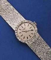 LONGINES DAMENGOLDBANDUHR, SCHWEIZ UM 1970, NEUTR. WG 750/000-GEH. INCL. WG-BAND RHOD., LÜNETTE M. 28 DIAMANTEN ZUS. CA. 0,38 CT, RUNDANKERW., 17 ...