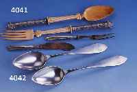 6-TEIL. VORLAGEBESTECK, DEUTSCH, UM 1875-80, BESTEHEND AUS SALATBESTECK (GEBRAUCHSTEILE BEIN), 2 WURSTGABELN, BUTTER -UND KÄSEMESSER, GRIFFE ...