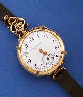 U.H.(UNION HOLOGERE) DAMENTASCHEN/ANHÄNGEUHR, SCHWEIZ UM 1910, FÜR DEN DTSCH. MARKT, ROSE-G. 585/000, BODEN SYM. GUILL., PERF. EMAILBL. M. KL. ...