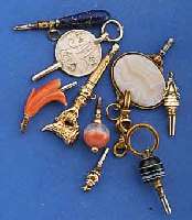 TASCHENUHRSCHLÜSSEL MIT VERSCHIEDENEN MOTIVEN, GEFERT. CA. 1780-1860 (Z.B. VERSCH. SCHICHTSTEINE, 1X LAPISLAZULI, 3X GOLD, 1X KORALLE), AUS ...