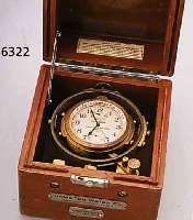 HAMILTON SCHIFFSCHRONOMETER, USA UM 1941, 3-TEIL. HOLZKASTEN, MASSIV MESSINGGEH. KARD. AUFGEH., VERS. BLATT, GEBL. STAHLZEIGER, AUF-AB-ANZ., 48 ...