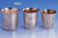 3 WODKABECHER, RUßLAND UM 1900, 84ER SILBER, REICH GRAV., Z.T. BES.-MONOGR., VERSCH. GRÖßEN V. 6 BIS 7 CM