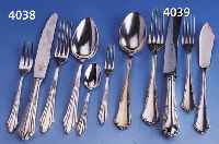 131-TEILIGES WMF-BESTECK, FÄCHERMUSTER, 90ER SILBERAUFLAGE, Z.T. BEZ. WMF PATENT, Z.T. BES.-MONOGR., GEBR.-SP., BEST AUS: 7 MENUELÖFFEL, 17 ...