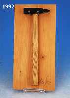 UECKER, GÜNTHER, GEB. 1930, MULTIPLE, HAMMER AUF HOLZPLATTE MONTIERT, HANDSIGNIERT, CA. 34 X 17 CM