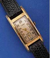 CROTON HERRENARMBANDUHR, SCHWEIZ F. D. US- MARKT UM 1949, GEZOGENE RECT.-FORM IN SICH GEWÖLBT, MAßE CA. 43 X 20 MM, BOD. AUFGEDR., NUTZSP. ...