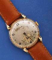 CYMA HERRENARMBANDUHR, SCHWEIZ UM 1942, GG 750/000, RUNDFORMBOD. AUFGEDR., D. CA. 34 MM, AUFWEND. TROPFENFÖRM. BANDANST., VERS. ORIG. BL. ...